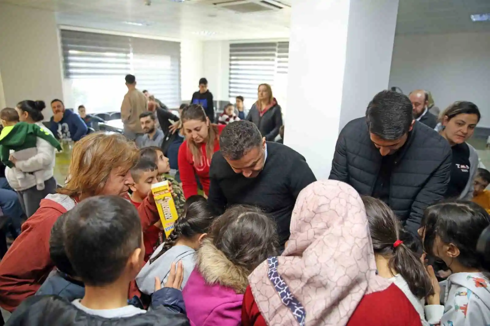 Başkan Yücel, belediyenin yurdunda kalan depremzedeleri ziyaret etti