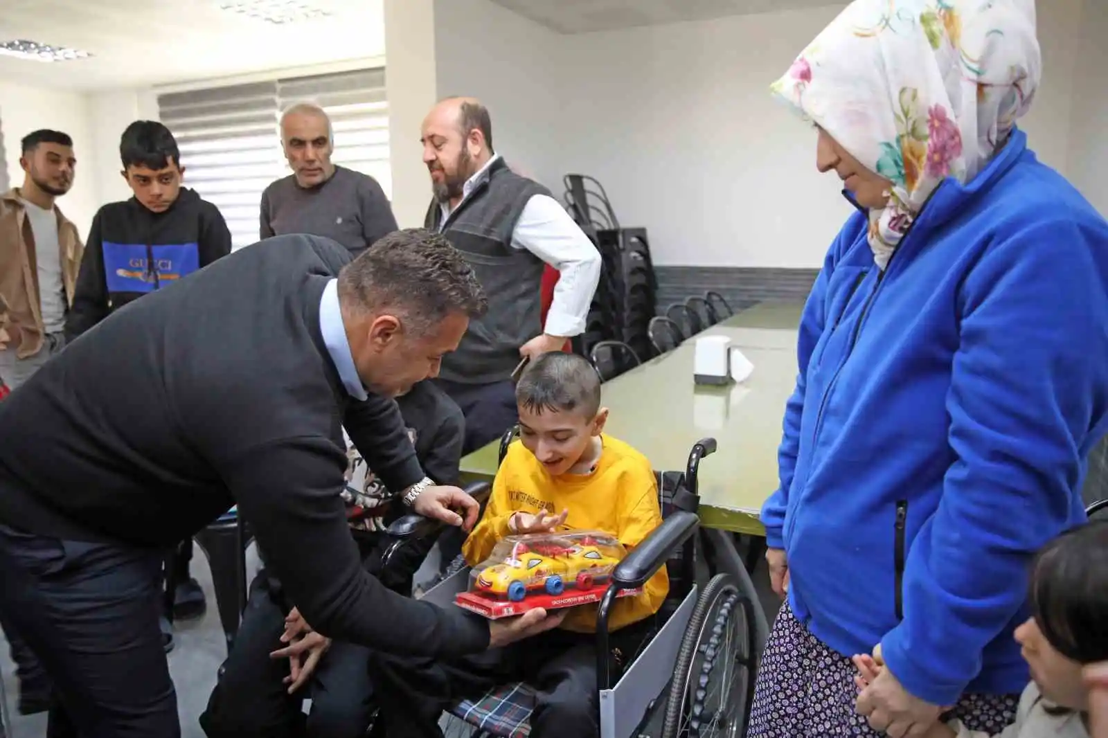 Başkan Yücel, belediyenin yurdunda kalan depremzedeleri ziyaret etti
