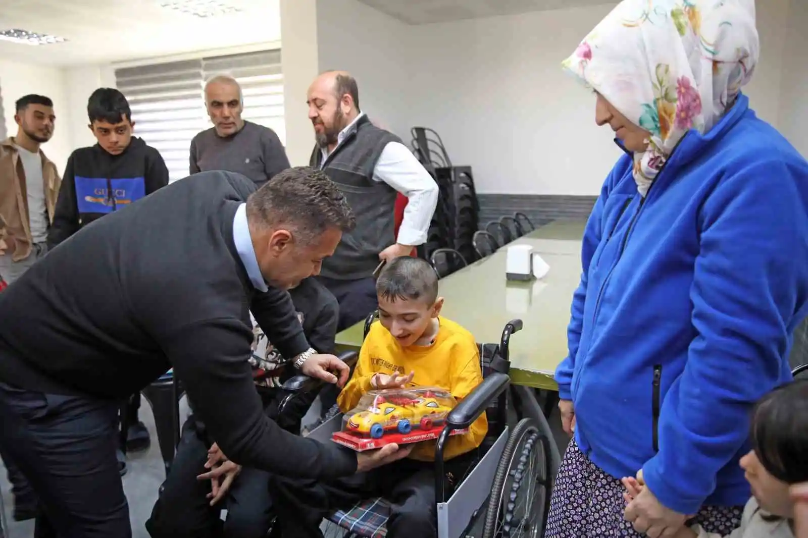Başkan Yücel, belediyenin yurdunda kalan depremzedeleri ziyaret etti
