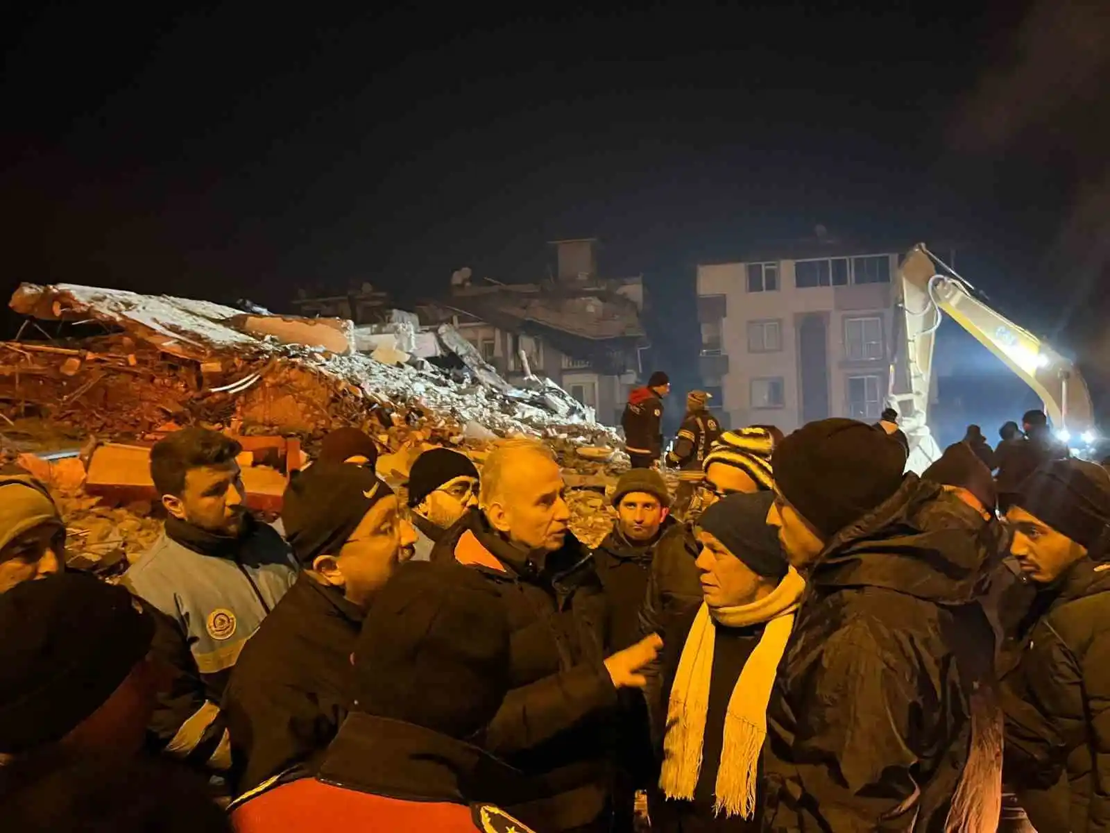 Başkan Zolan ve Vali Atik deprem bölgesinde