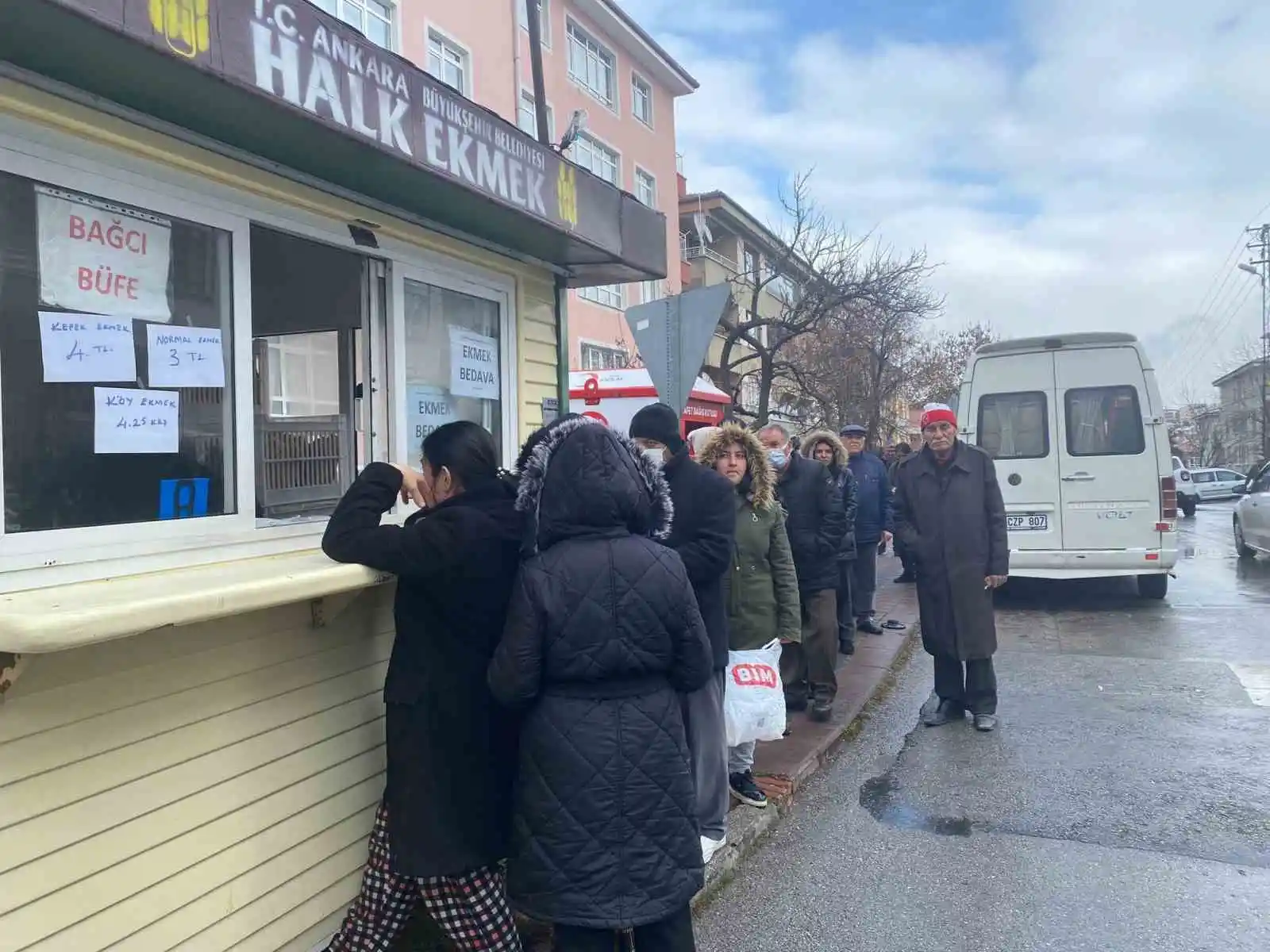Başkentte hayırsever vatandaş halk ekmek büfesinde bin ekmek dağıttırdı