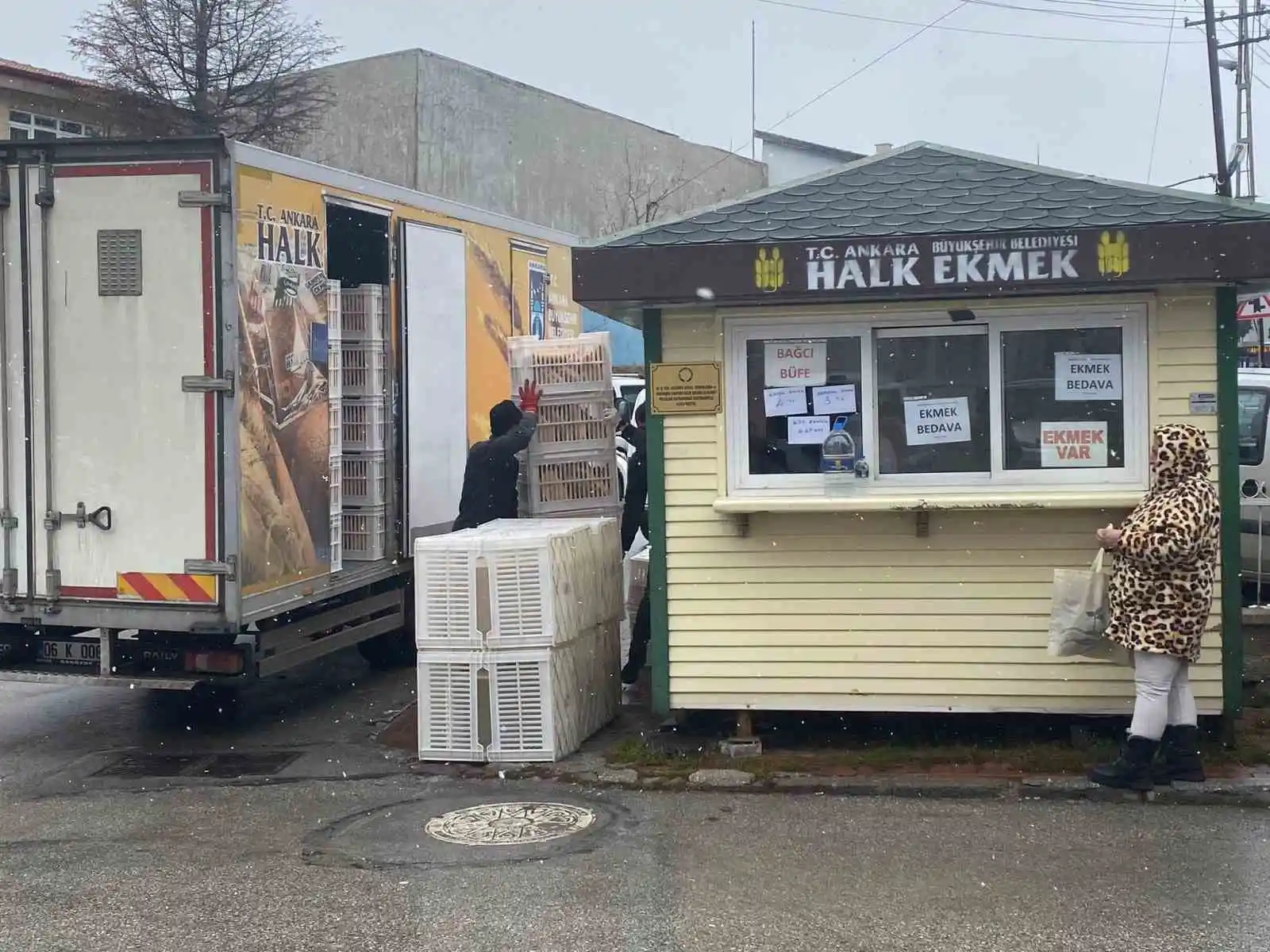 Başkentte hayırsever vatandaş halk ekmek büfesinde bin ekmek dağıttırdı