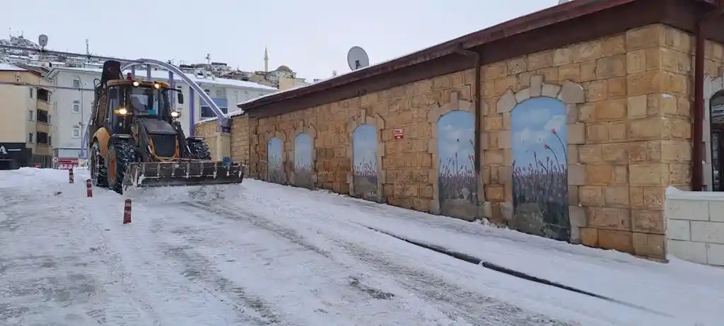 Bayburt Belediyesinin yoğun kar mesaisi devam ediyor
