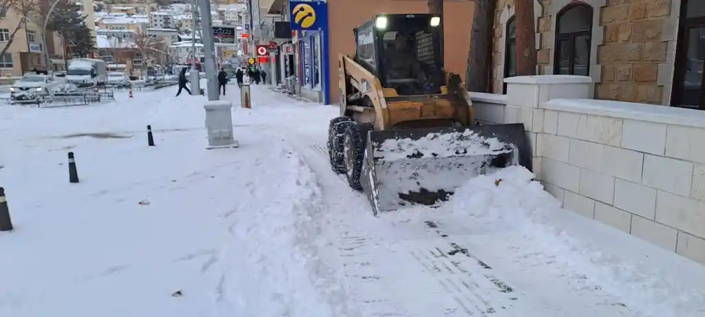 Bayburt Belediyesinin yoğun kar mesaisi devam ediyor