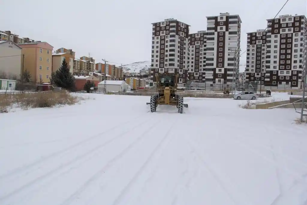 Bayburt Belediyesinin yoğun kar mesaisi devam ediyor