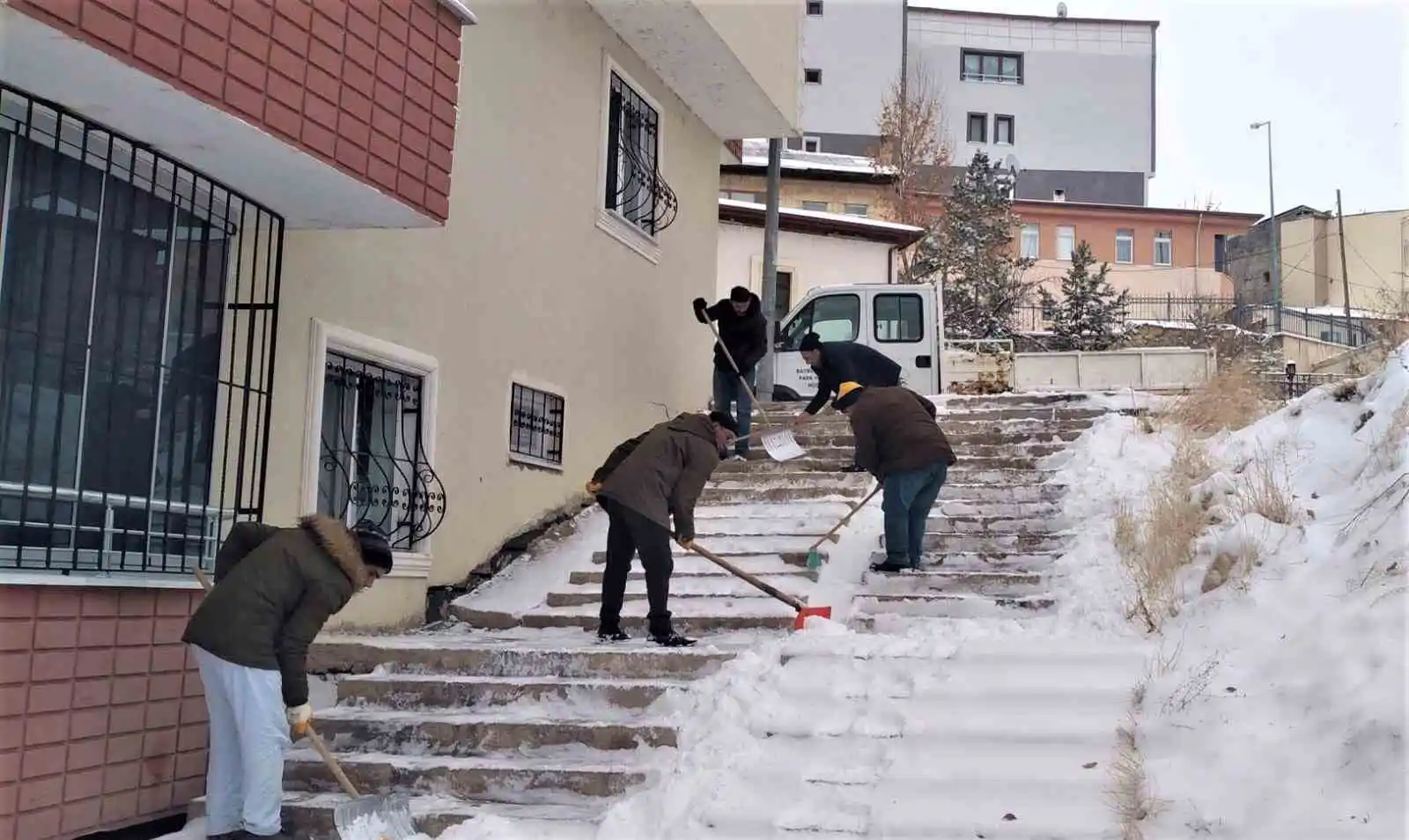 Bayburt Belediyesinin yoğun kar mesaisi devam ediyor
