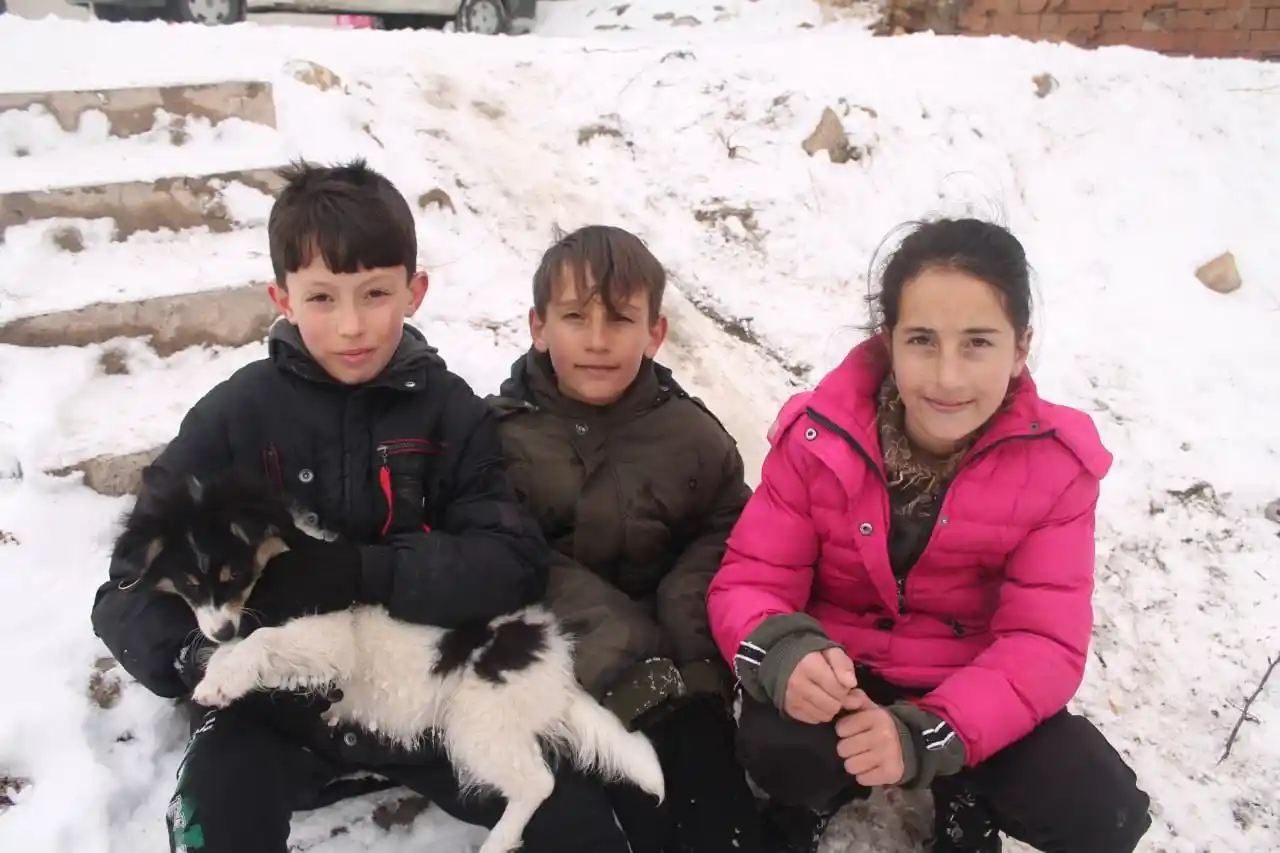 Bayburt'ta çocukların kar eğlencesi
