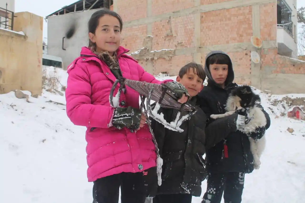Bayburt’ta çocukların kar eğlencesi