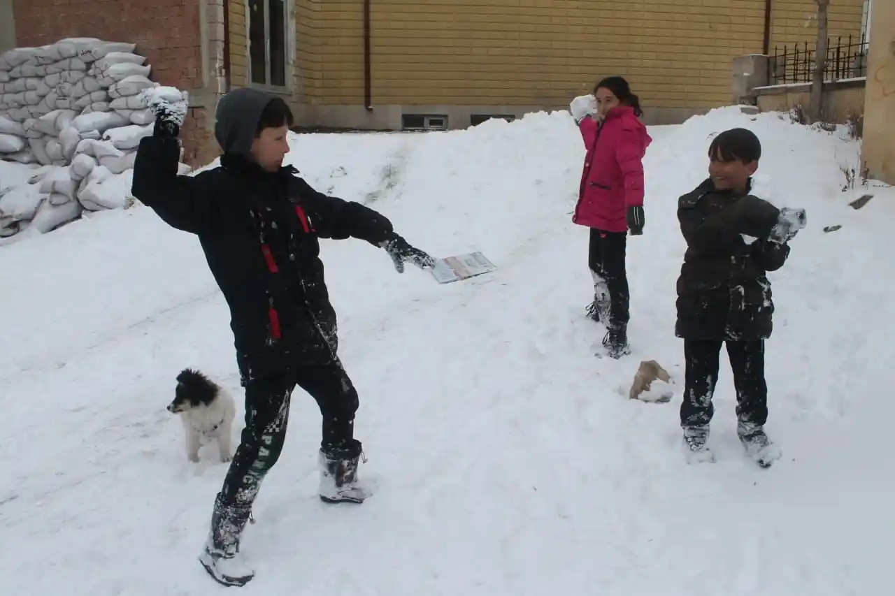 Bayburt’ta çocukların kar eğlencesi
