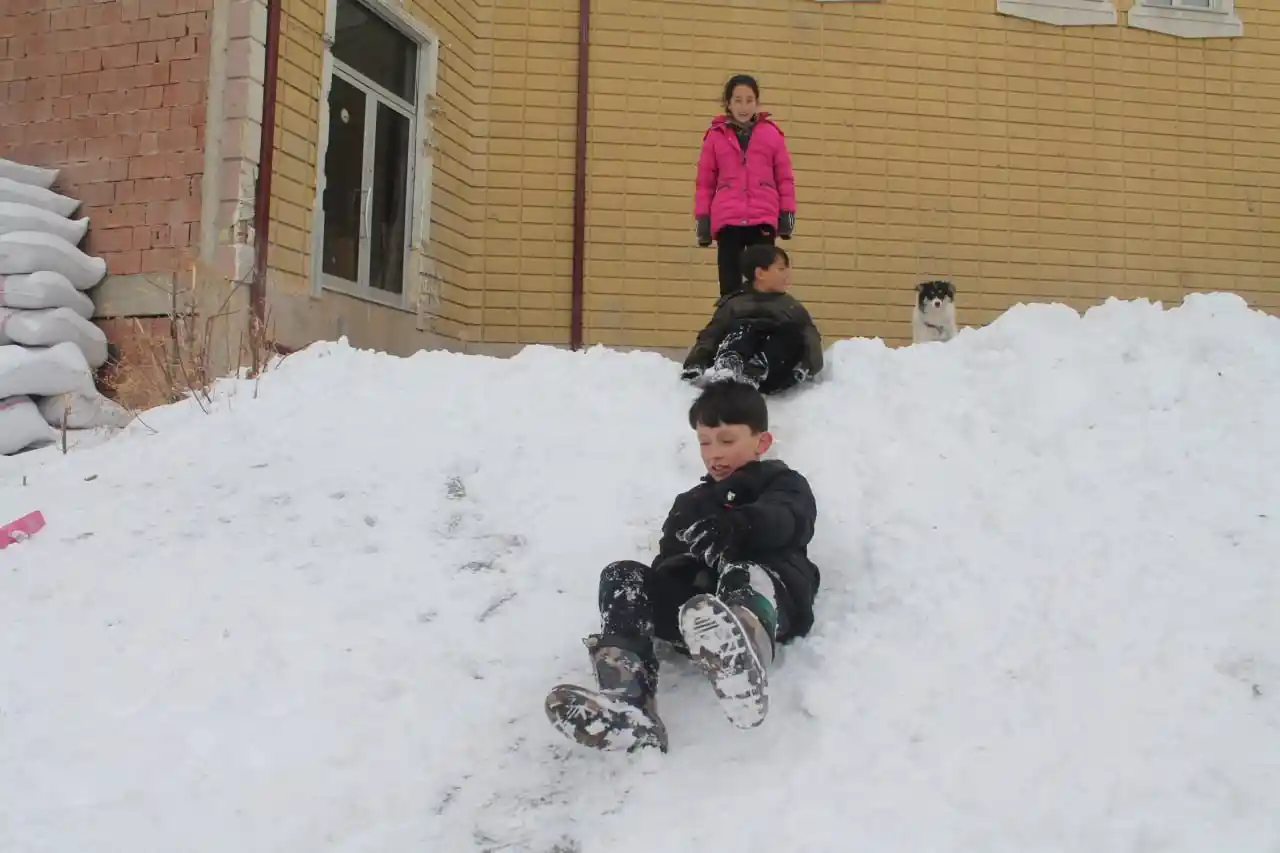 Bayburt’ta çocukların kar eğlencesi
