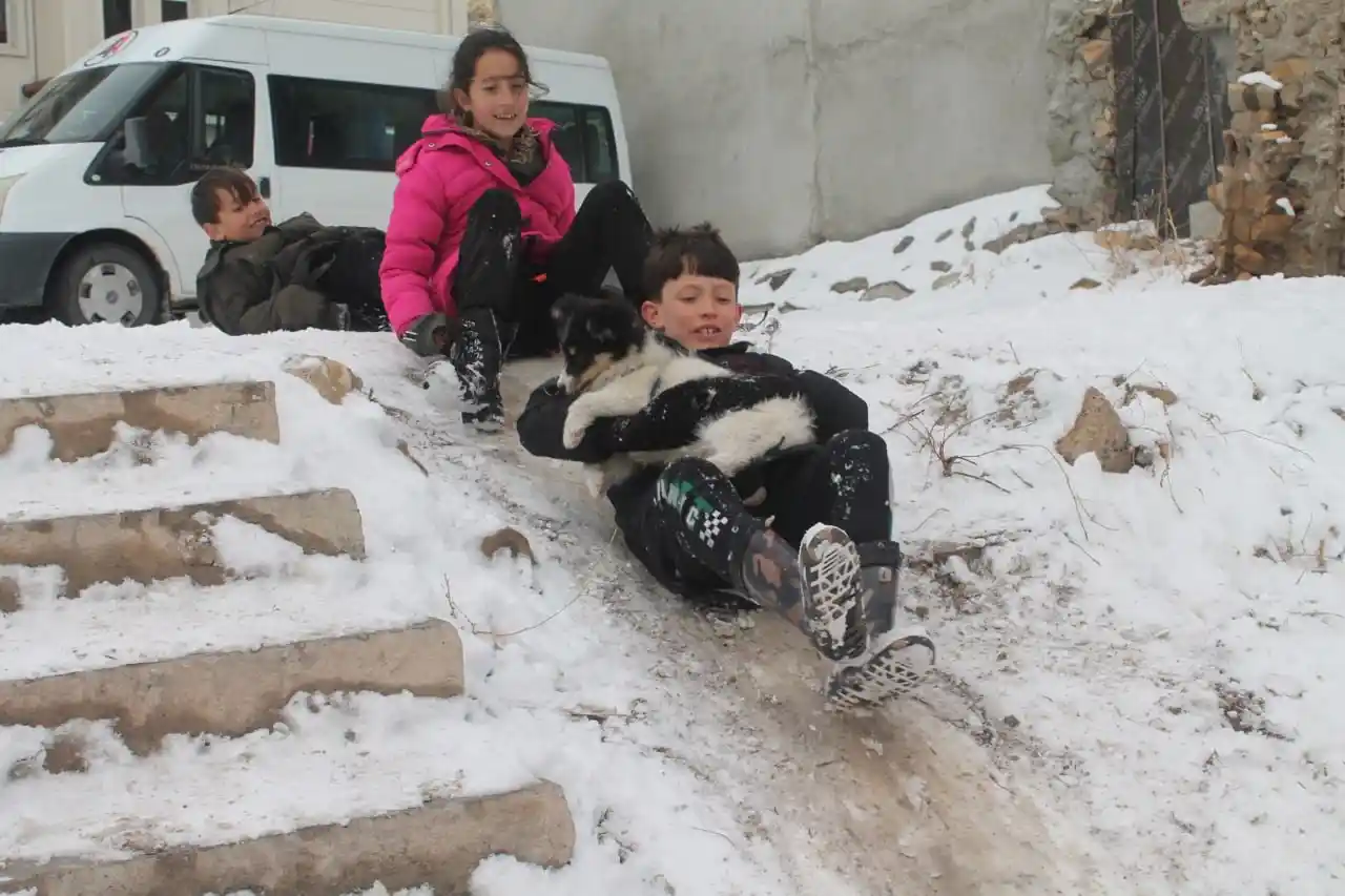 Bayburt’ta çocukların kar eğlencesi
