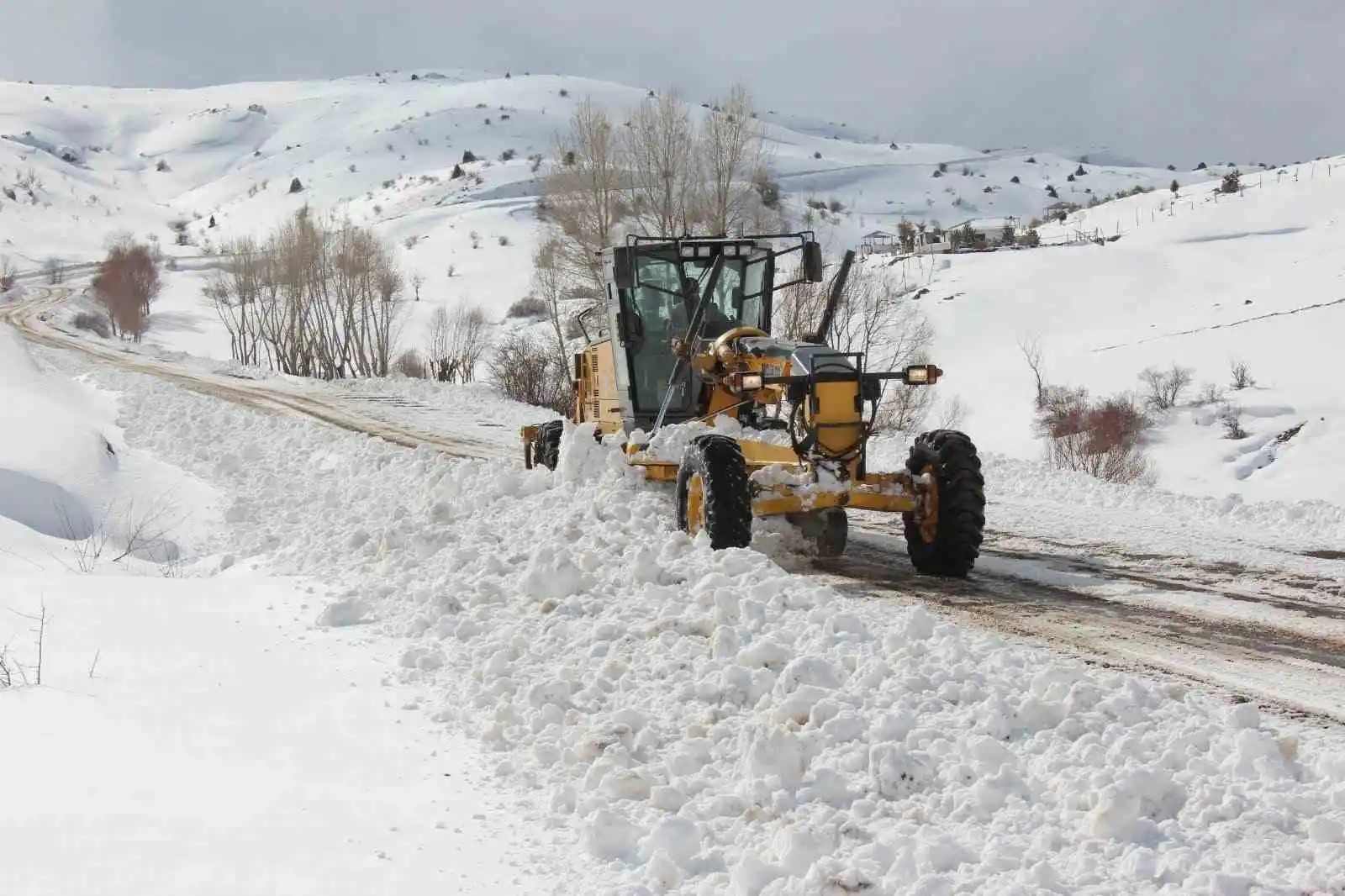 Bayburt'ta kar ve tipiden kapanan köy yolları ulaşıma açıldı
