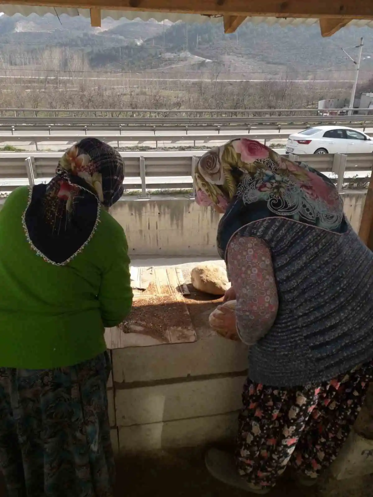 Bayırköylü kadınlar deprem bölgesine göndermek için binlerce ekmek yaptı