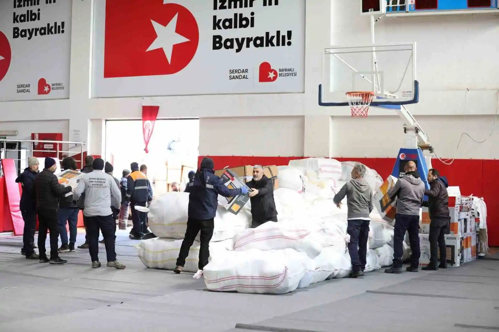 Bayraklı’da büyük deprem dayanışması