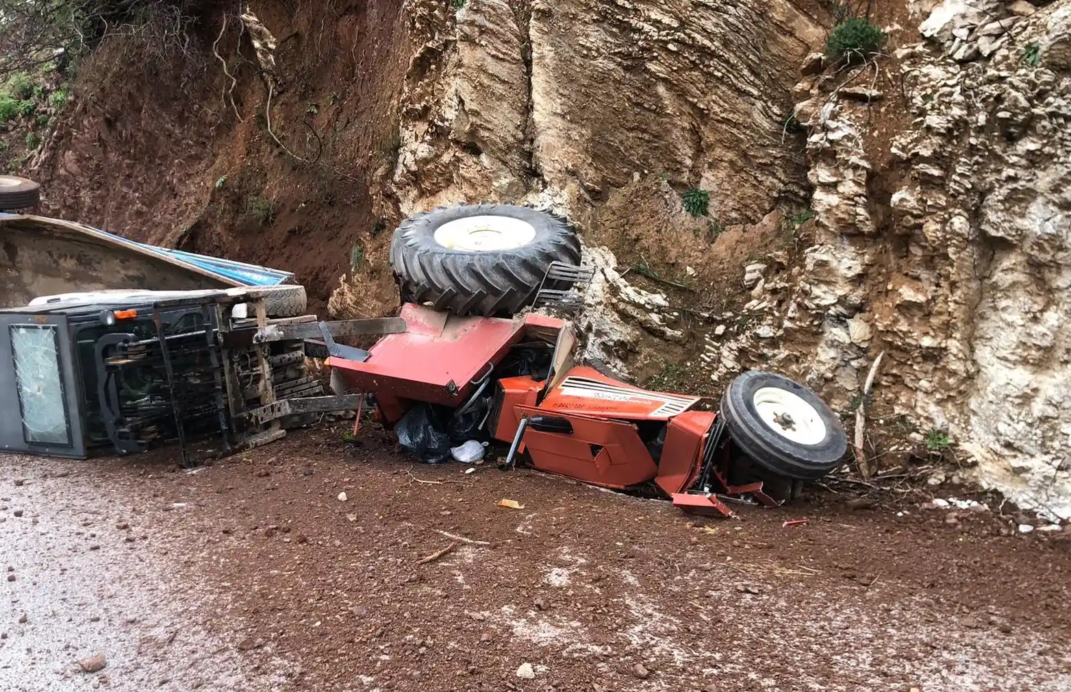 Belediyeye ait traktör kaza yaptı 1 yaralı
