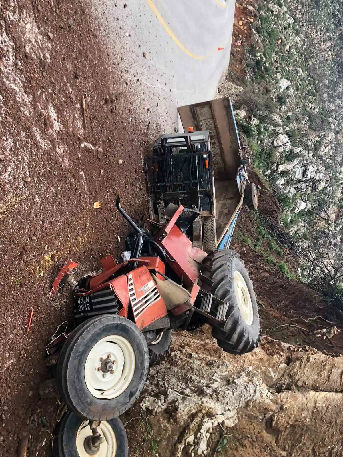 Belediyeye ait traktör kaza yaptı 1 yaralı
