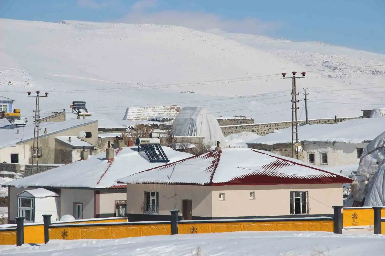 Beyaza bürünen mahalle dron ile görüntülendi
