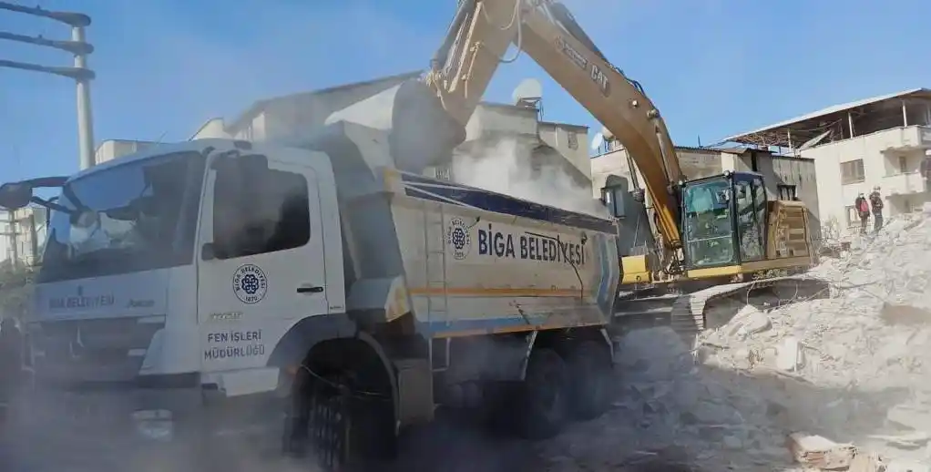 Biga Belediyesi'nin personel ve iş makineleri deprem bölgesinde