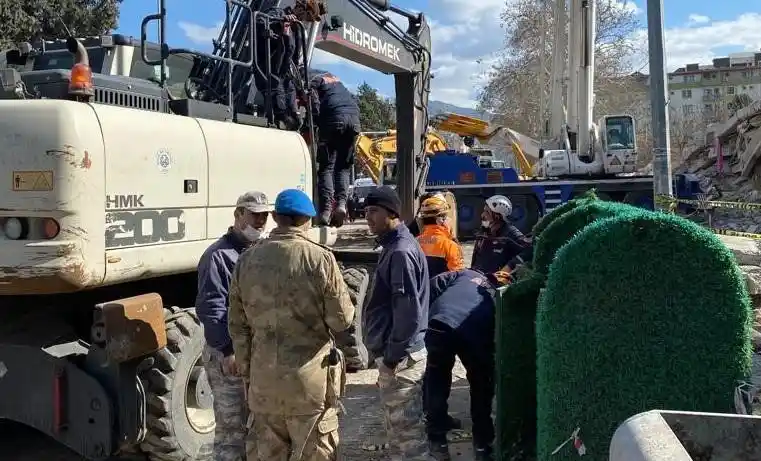 Biga Belediyesi’nin personel ve iş makineleri deprem bölgesinde