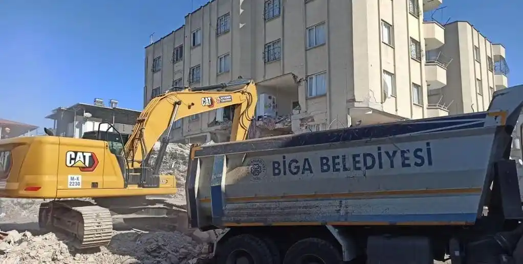 Biga Belediyesi’nin personel ve iş makineleri deprem bölgesinde