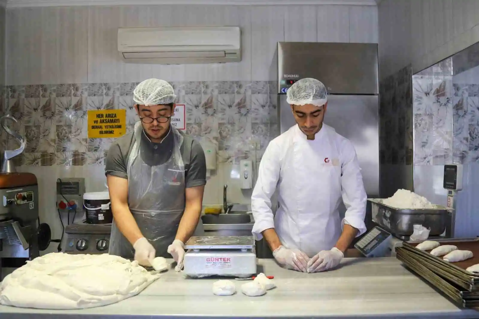 Bin 960 depremzedeye 7 bin 240 ekmek üretilerek ücretsiz dağıtıldı