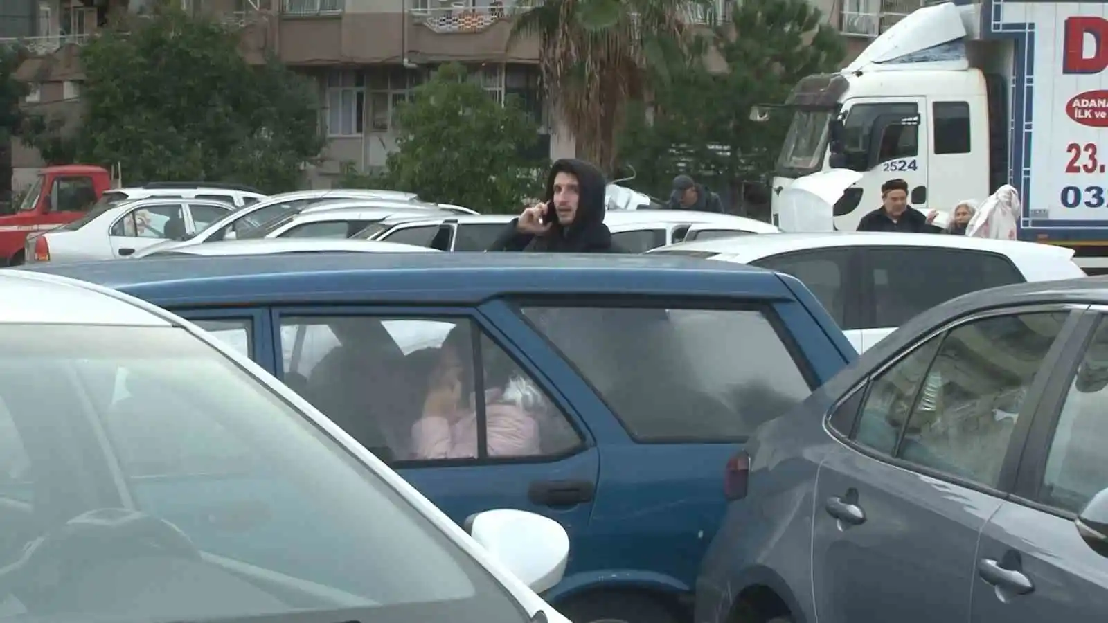 Binaları hasar gören vatandaşlar açık otoparklarda konaklıyor
