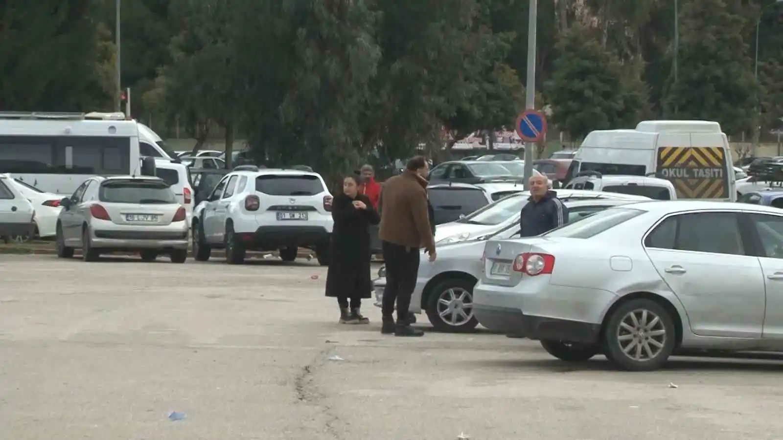 Binaları hasar gören vatandaşlar açık otoparklarda konaklıyor
