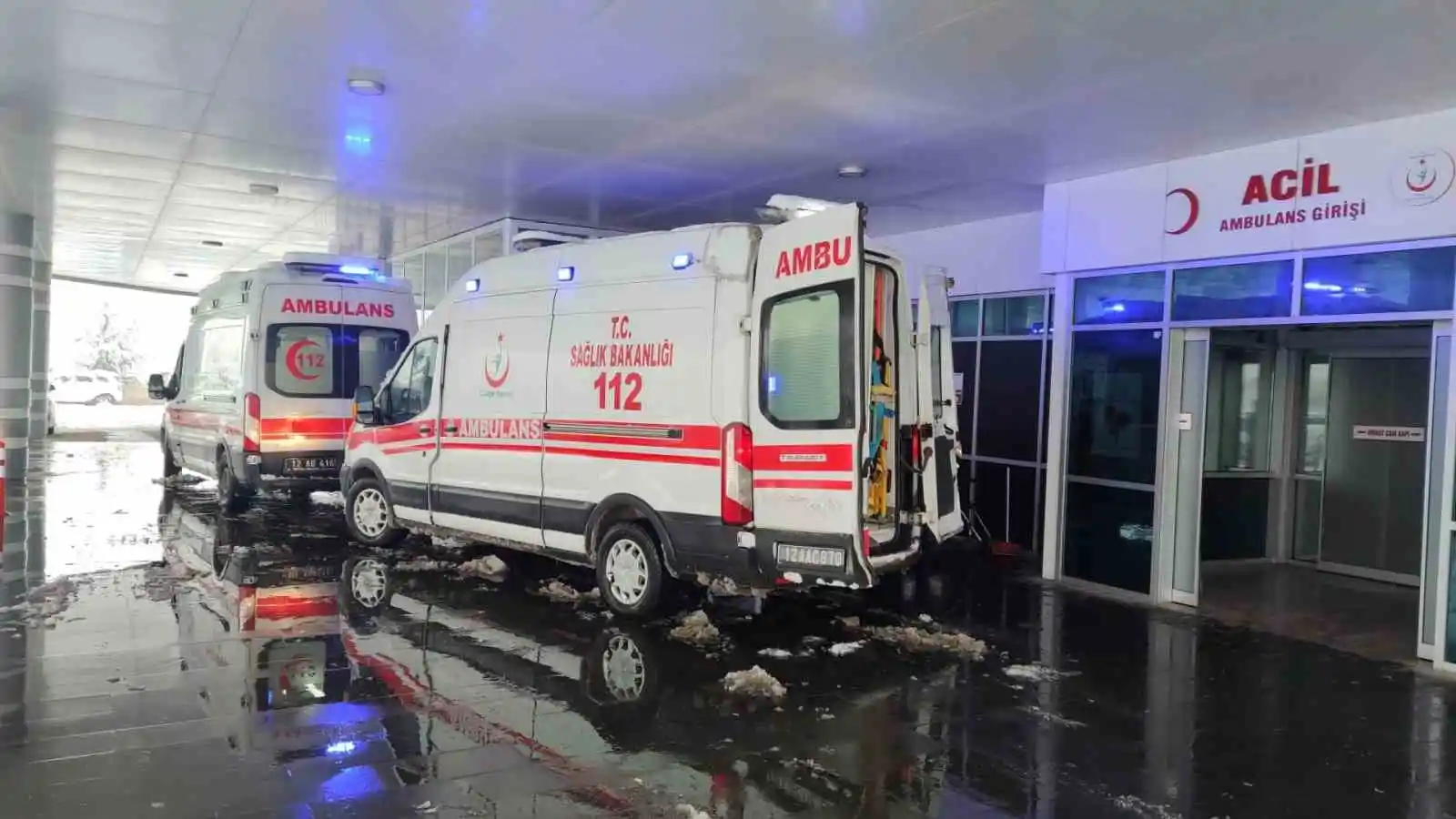 Bingöl'de yolcu otobüsü devrildi: 12 yaralı
