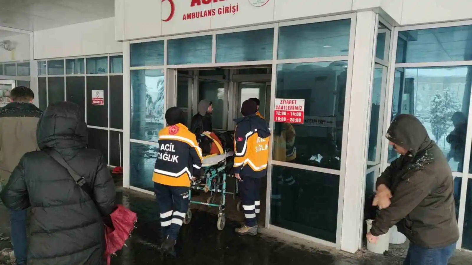 Bingöl’de yolcu otobüsü devrildi: 12 yaralı
