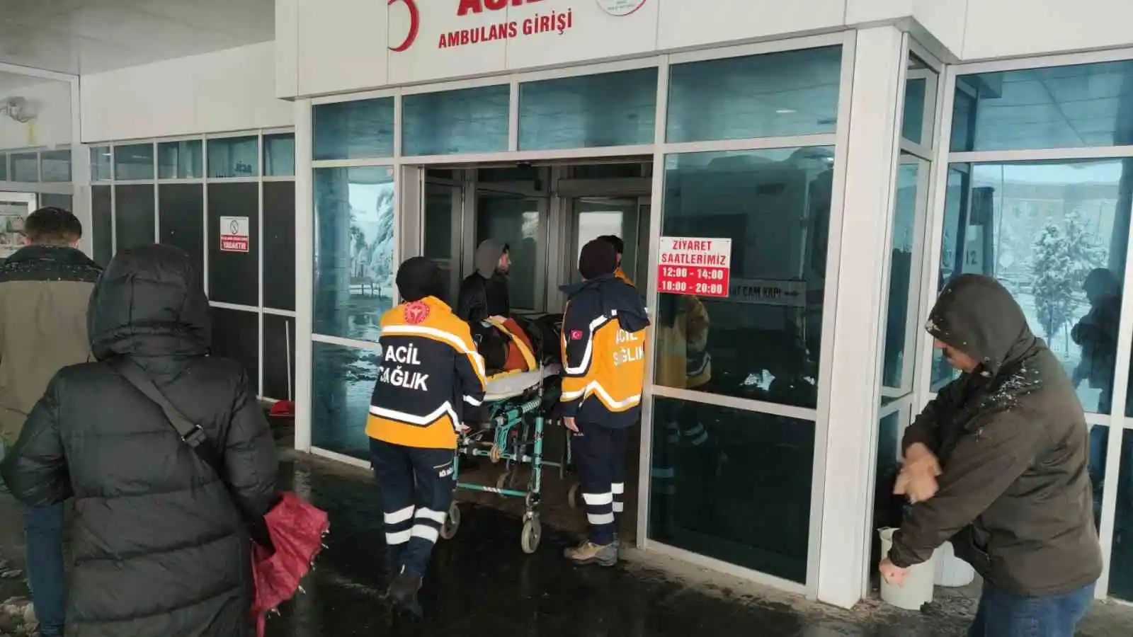Bingöl’de yolcu otobüsü devrildi: 12 yaralı