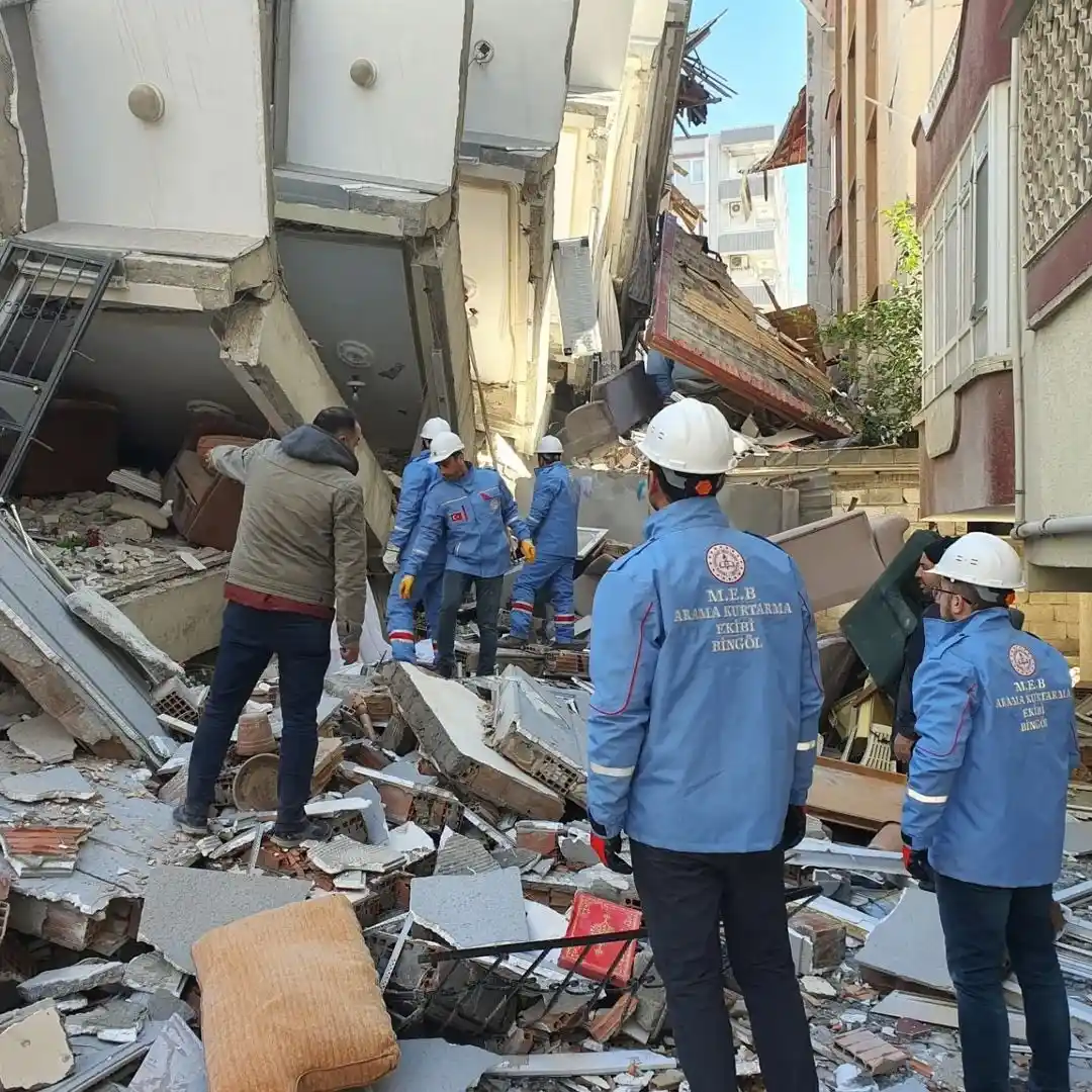 Bingöl'den deprem bölgesine 796 personel gönderildi
