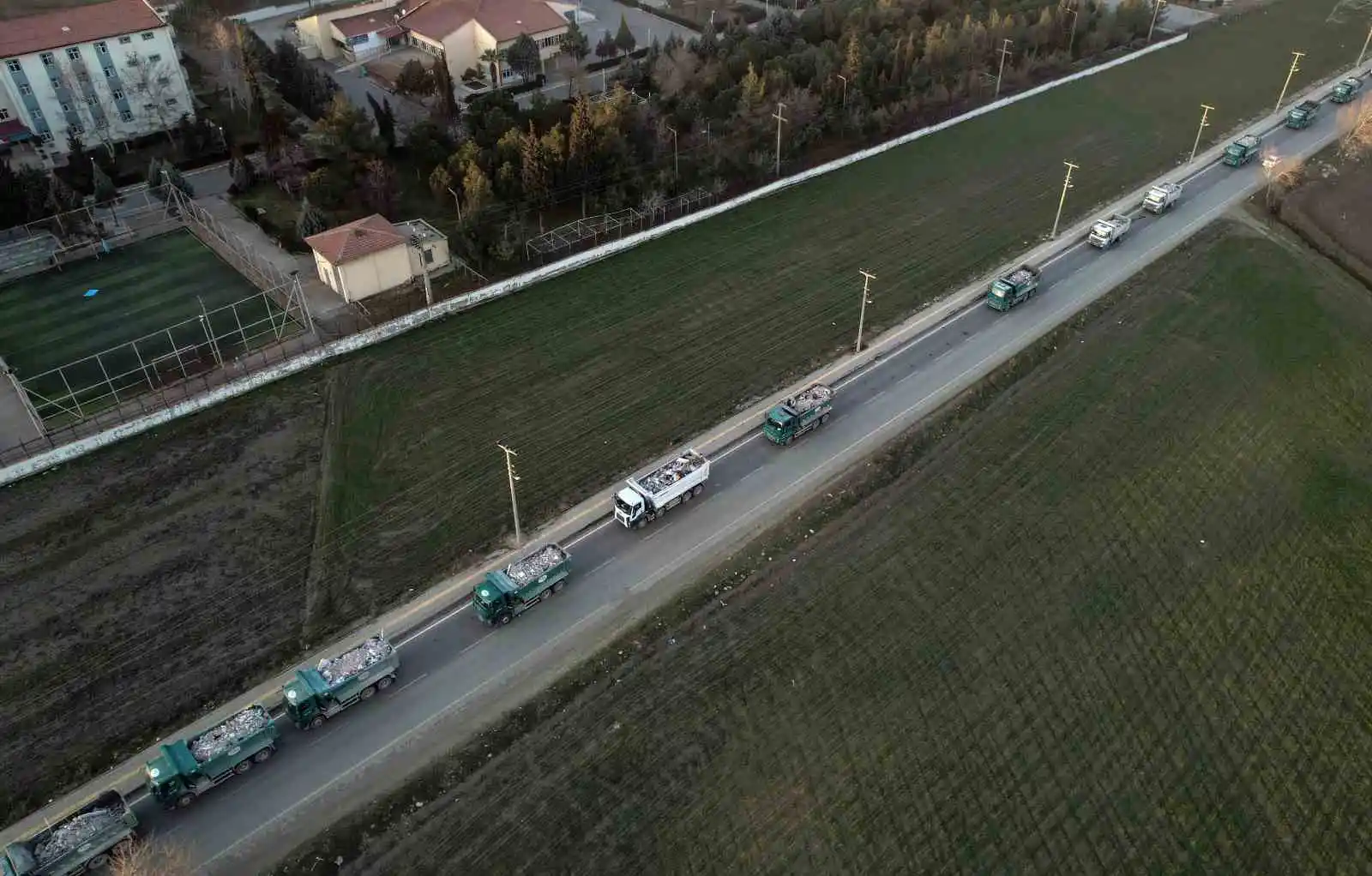 Bir şehrin enkazı böyle taşınıyor