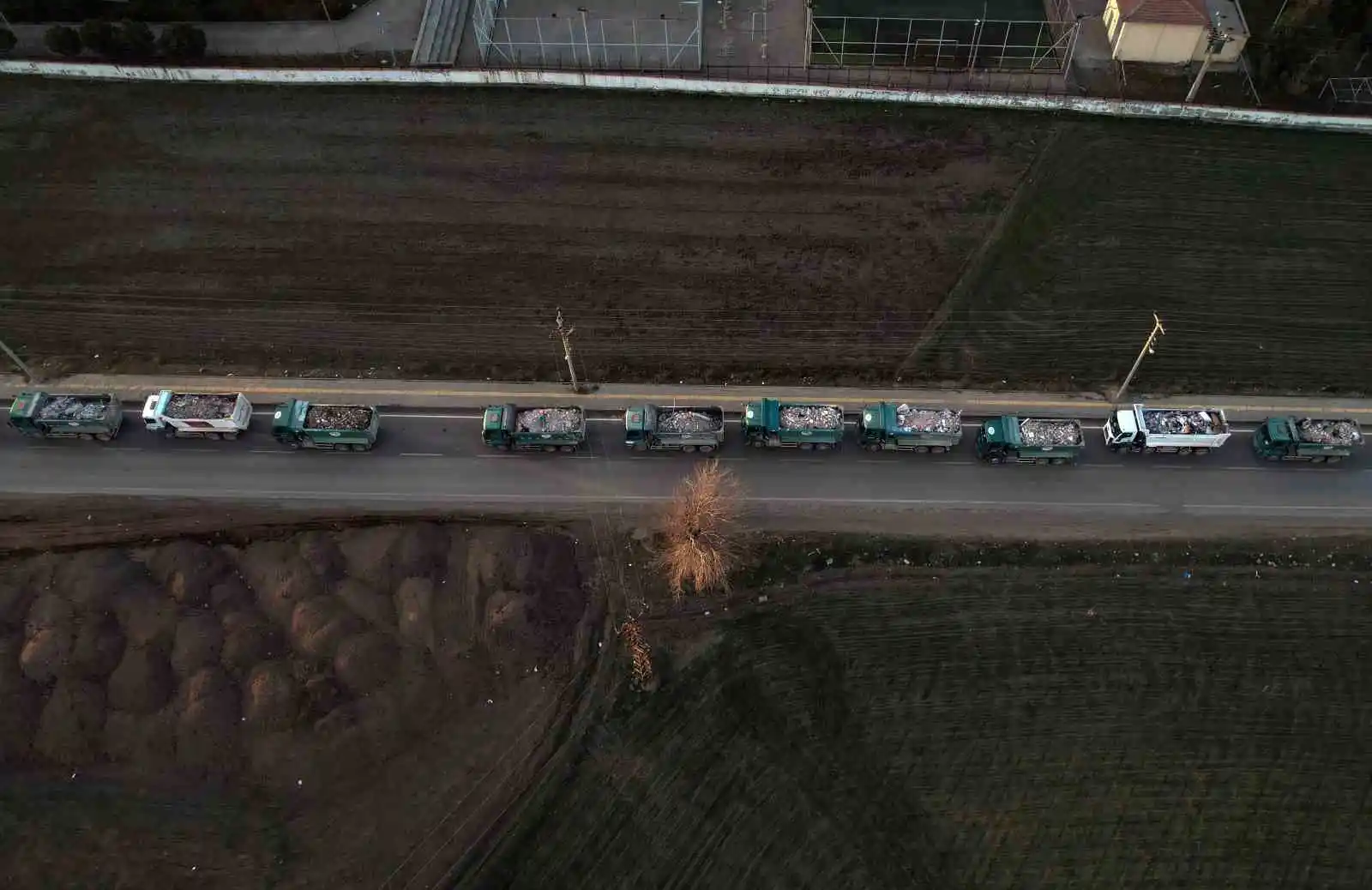 Bir şehrin enkazı böyle taşınıyor
