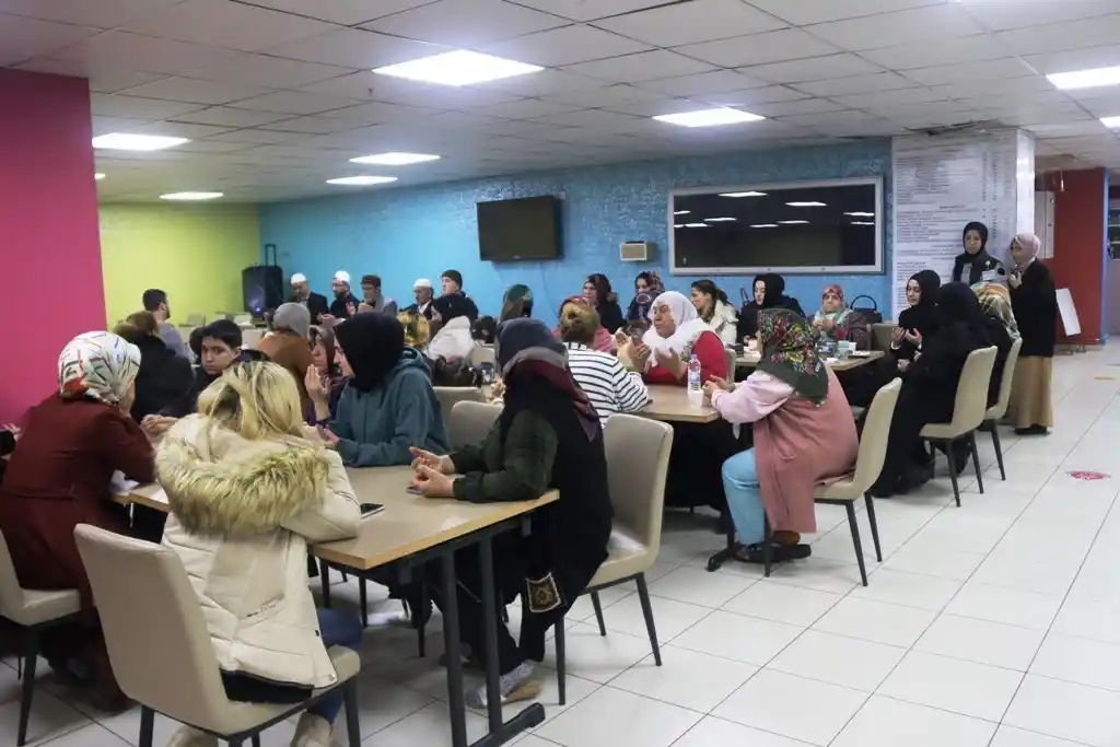 Bitlis’te depremzedelere yönelik kandil programı düzenlendi