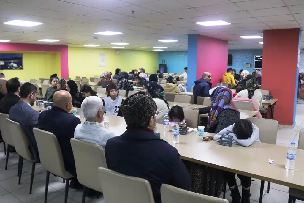 Bitlis’te depremzedelere yönelik kandil programı düzenlendi