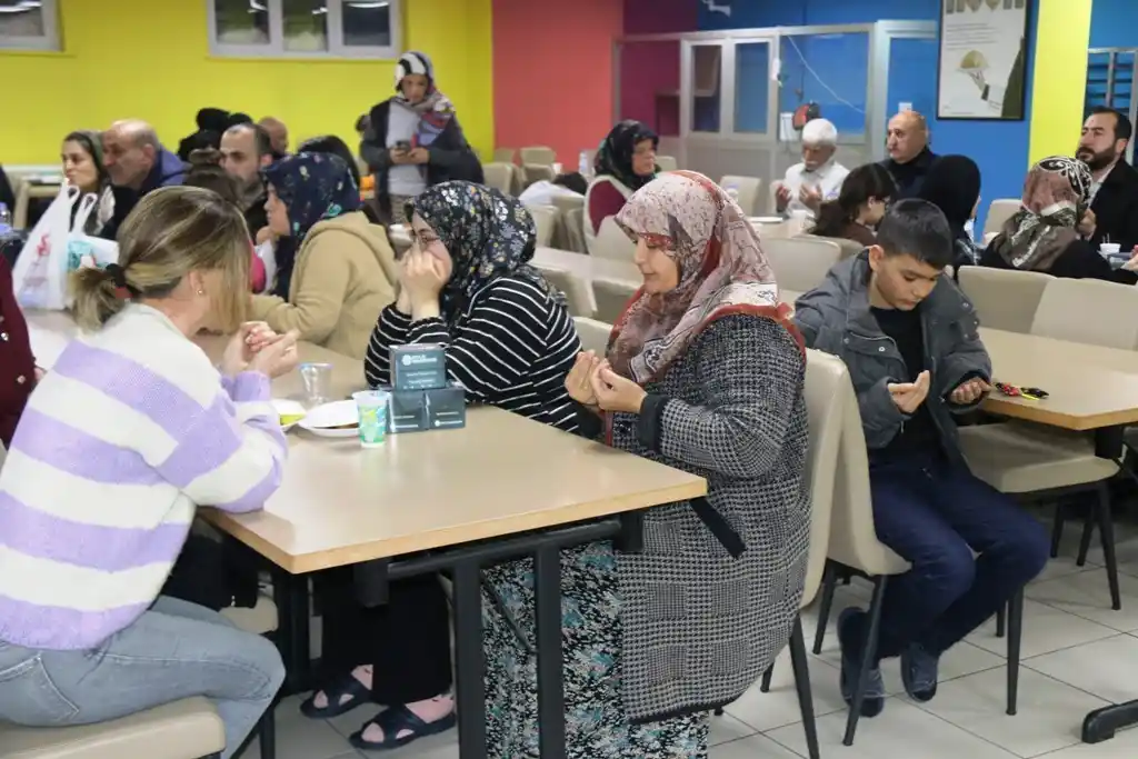Bitlis’te depremzedelere yönelik kandil programı düzenlendi