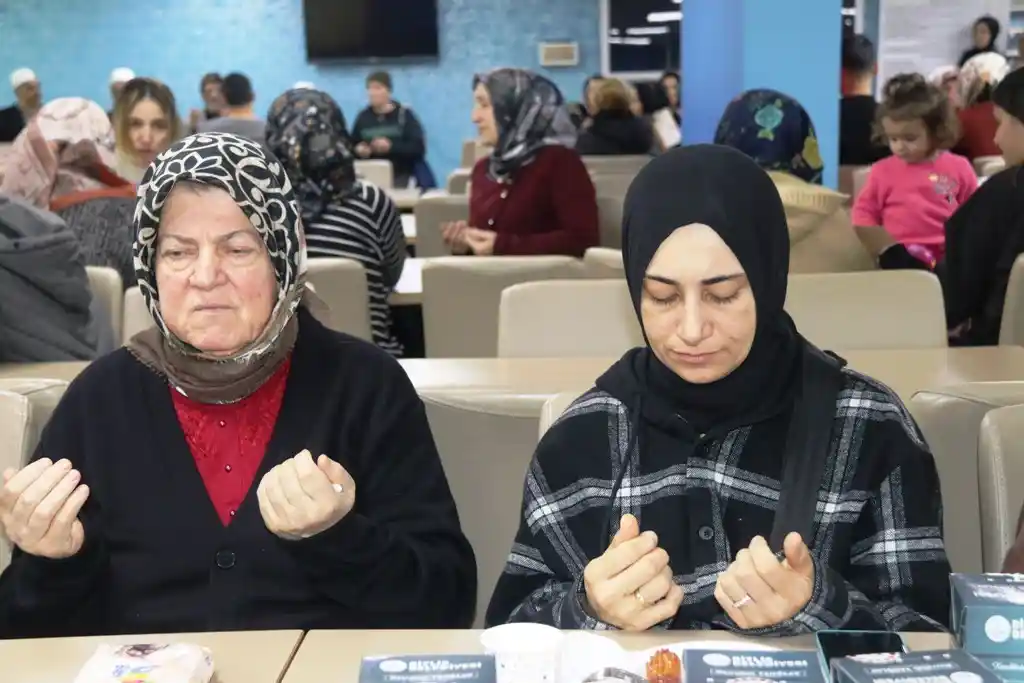 Bitlis’te depremzedelere yönelik kandil programı düzenlendi
