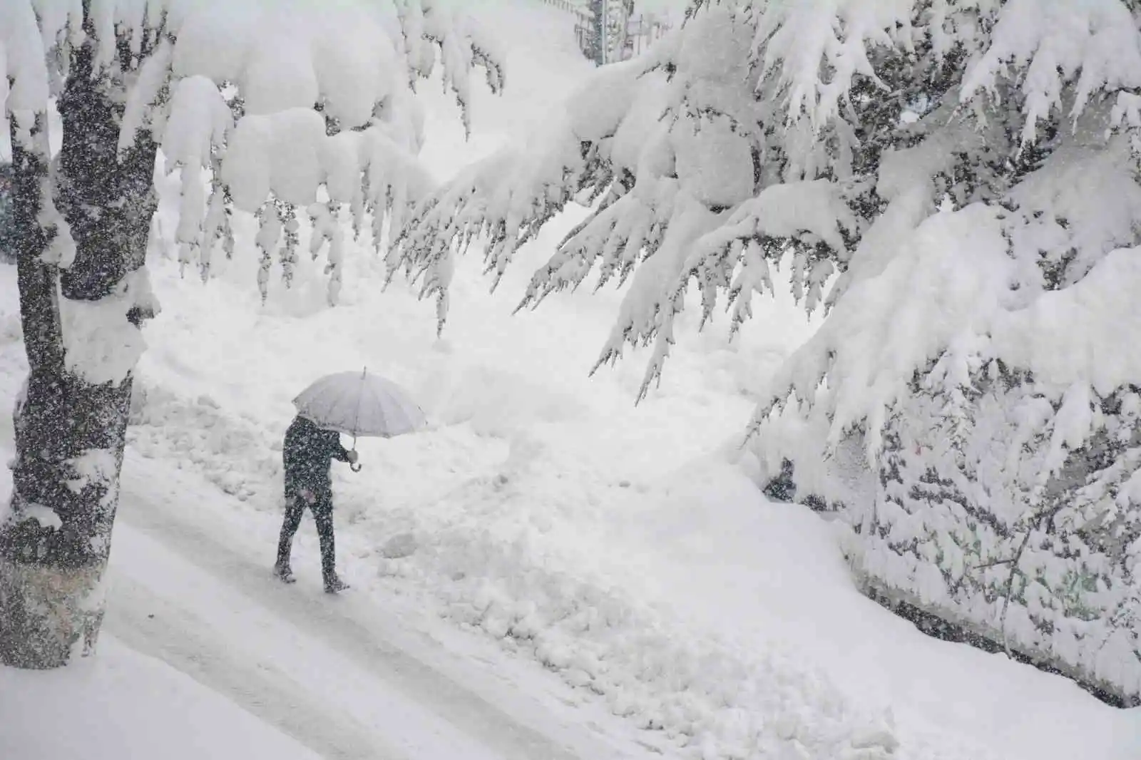 Bitlis’te kar kalınlığı 2 metreye ulaştı