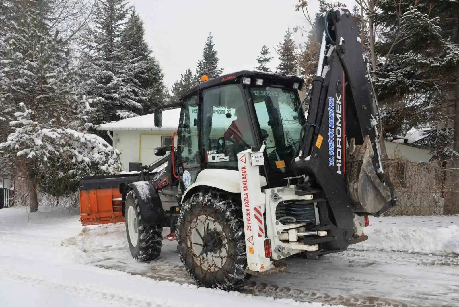 Bozüyük’te kar temizleme çalışmaları devam ediyor