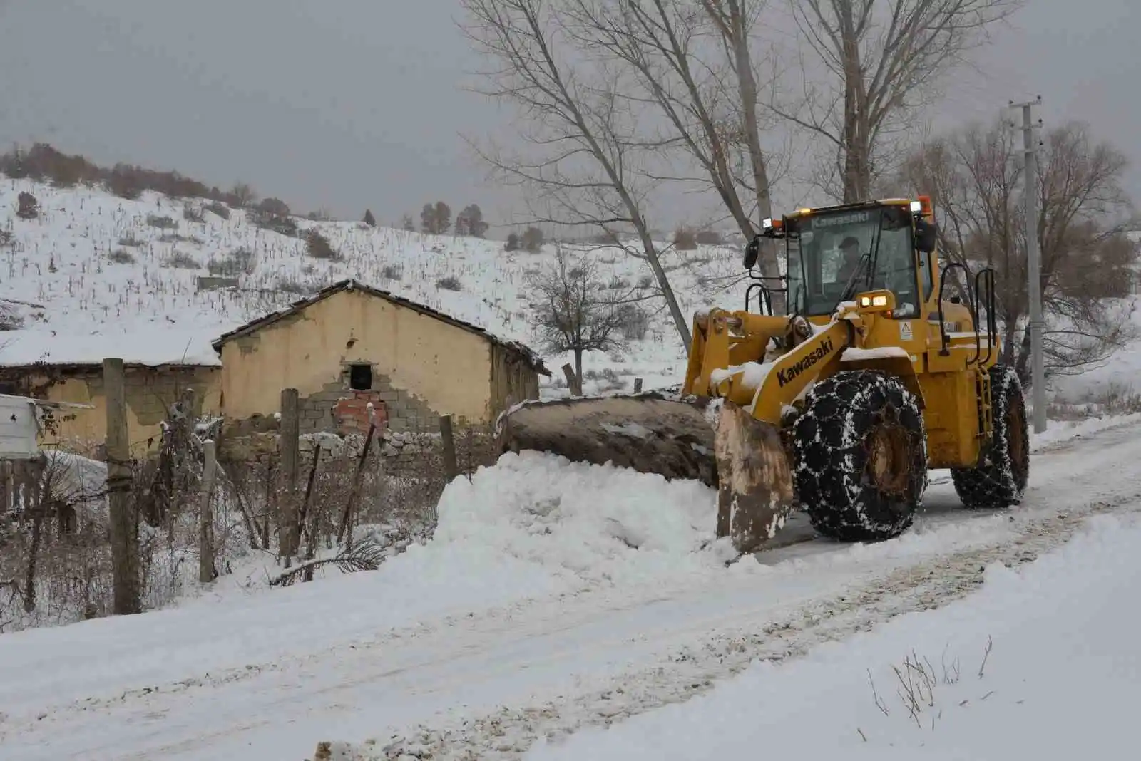 Bozüyük’te kar temizleme çalışmaları devam ediyor
