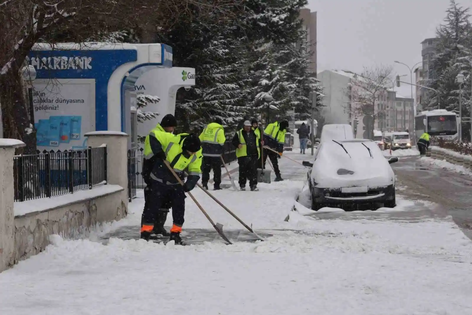 Bozüyük’te kar temizleme çalışmaları devam ediyor
