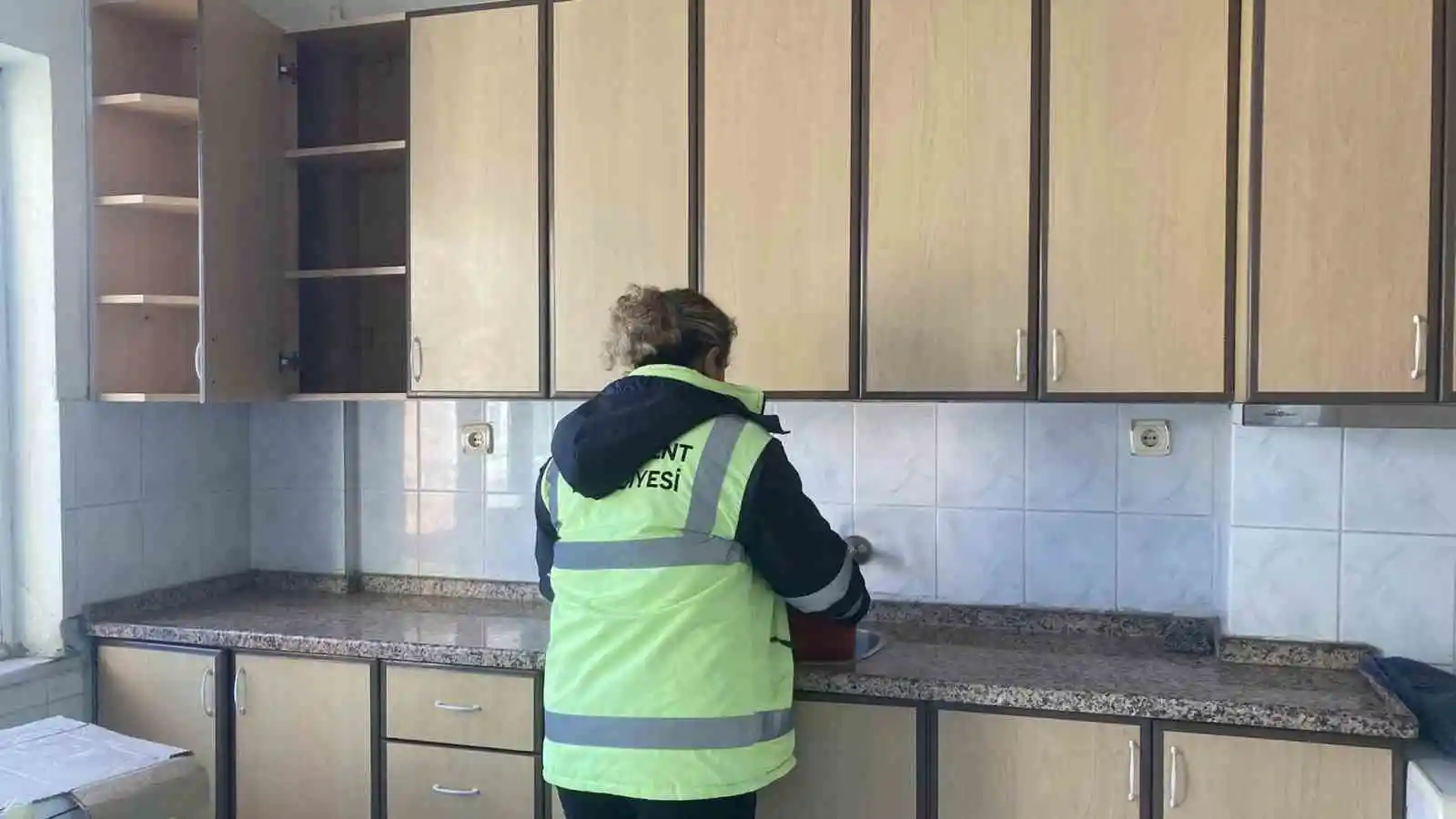 Buharkent Belediyesi ekipleri ilçedeki evleri depremzedeler için hazırlıyor