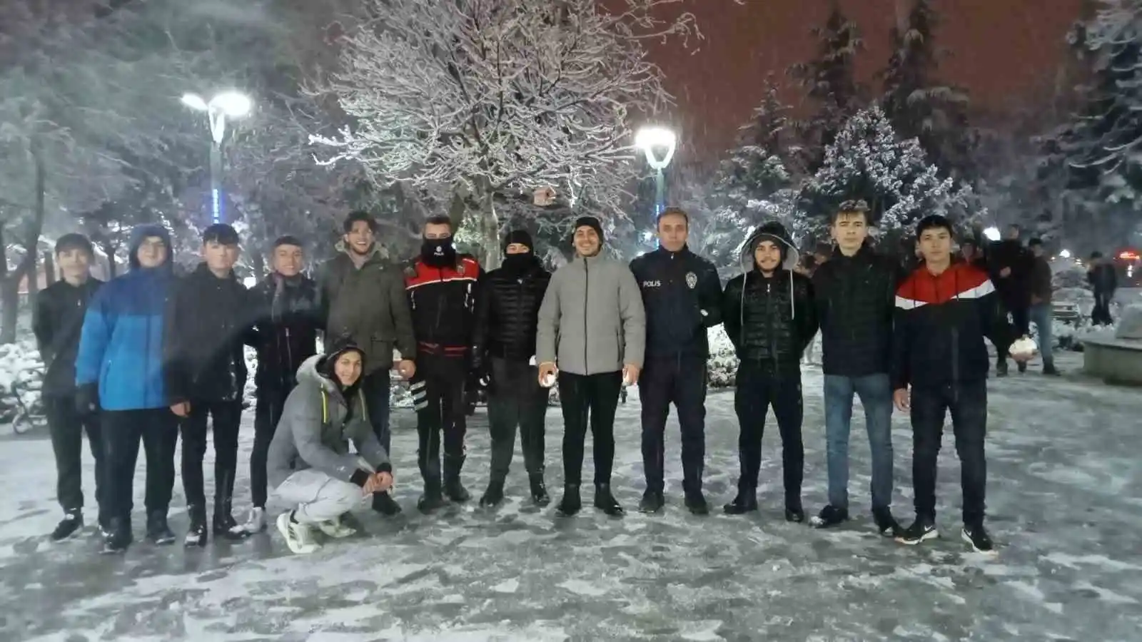 Burdur'da beklenen kar yağdı, öğrenciler sokağa döküldü