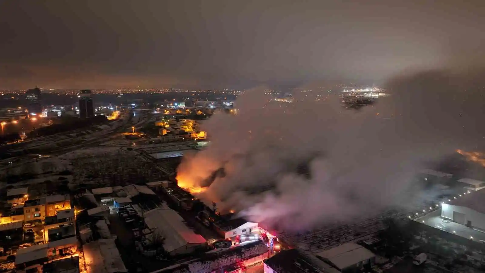 Bursa'da mobilya fabrikası alev alev yandı