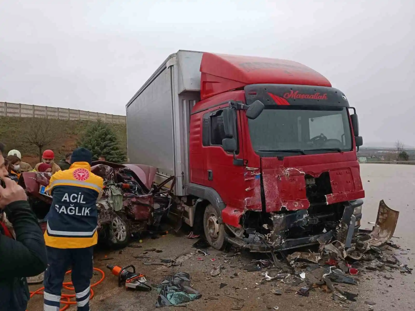 Bursa'da otomobil ile kamyon çarpıştı: 5 ölü
