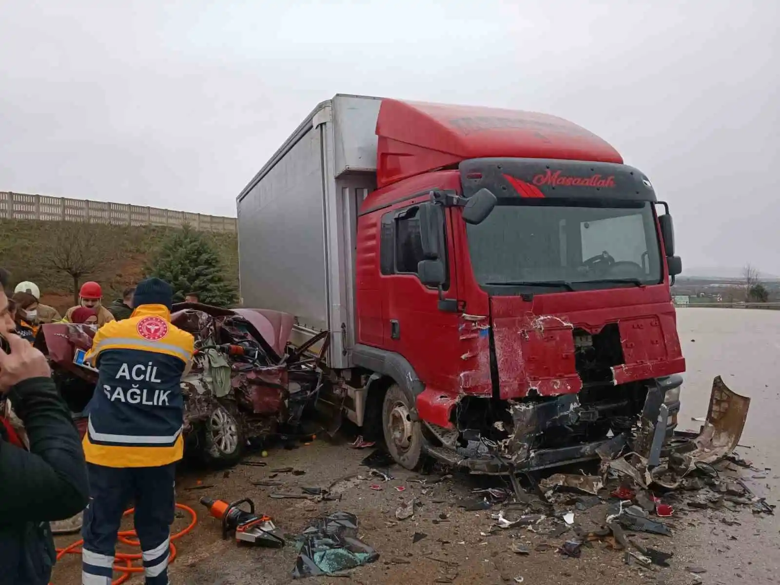 Bursa'da otomobil ile kamyon çarpıştı: 5 ölü
