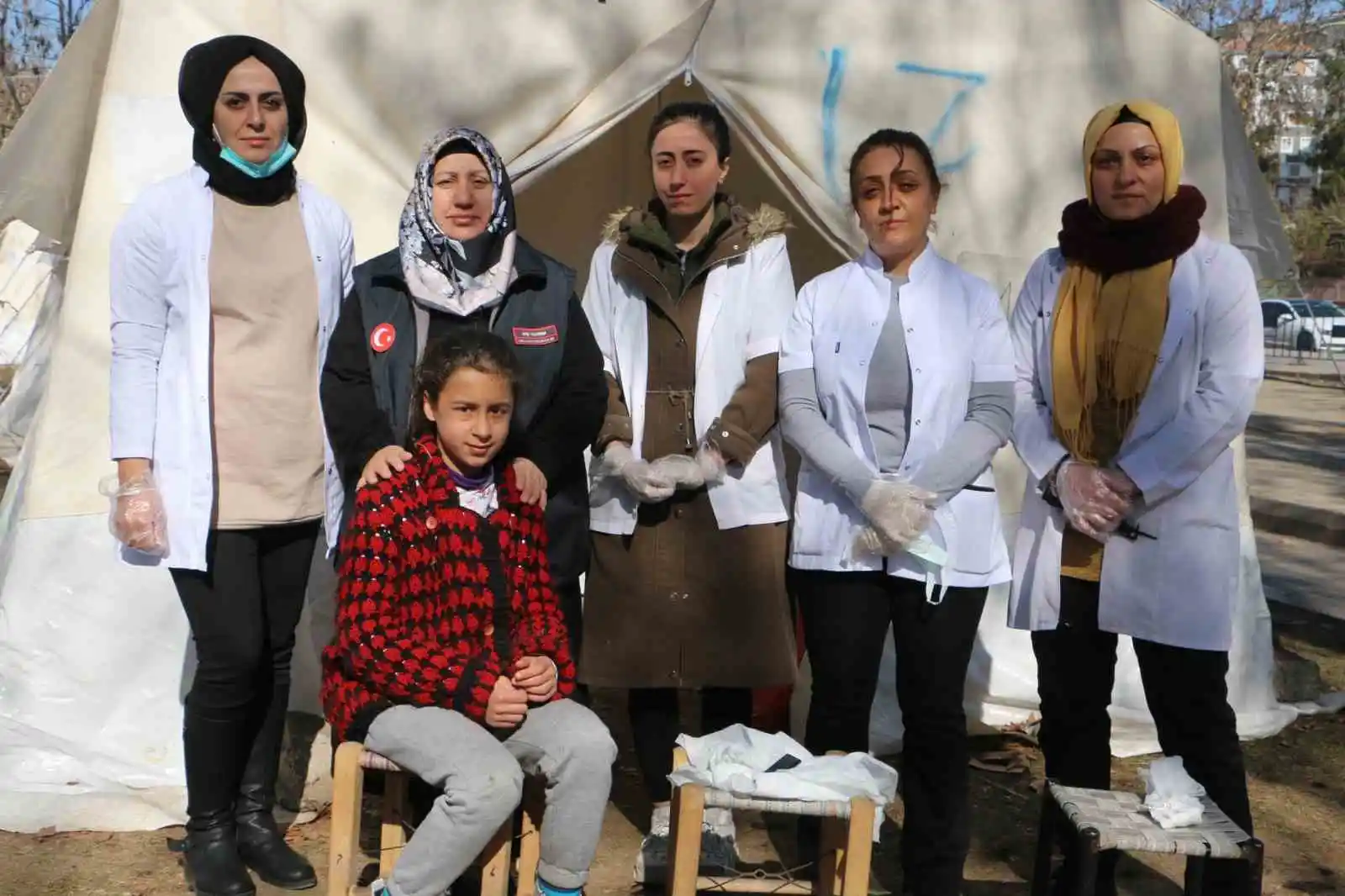 Çadır kentlerde 12 kişilik kuaför ekibi depremzedeler için seferber oldu