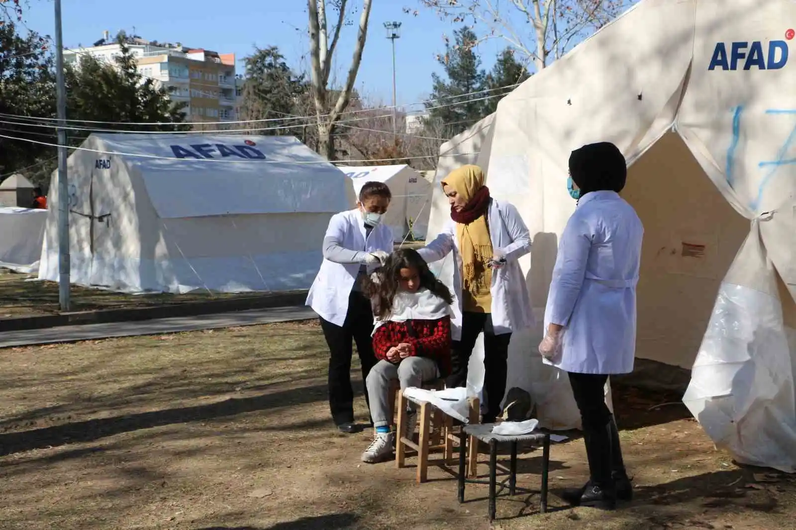 Çadır kentlerde 12 kişilik kuaför ekibi depremzedeler için seferber oldu