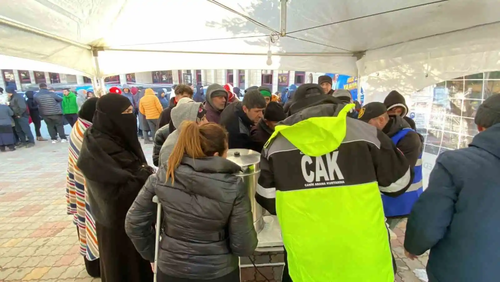 Canik Belediyesi ekipleri enkazdan 36 saat sonra bir can kurtardı