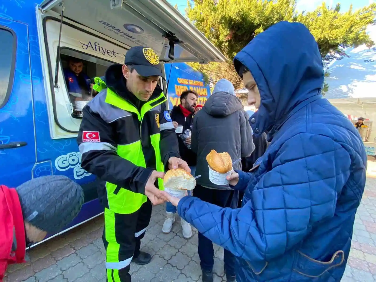 Canik Belediyesi ekipleri enkazdan 36 saat sonra bir can kurtardı
